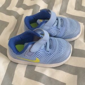 Toddler Nike free rn size 6c